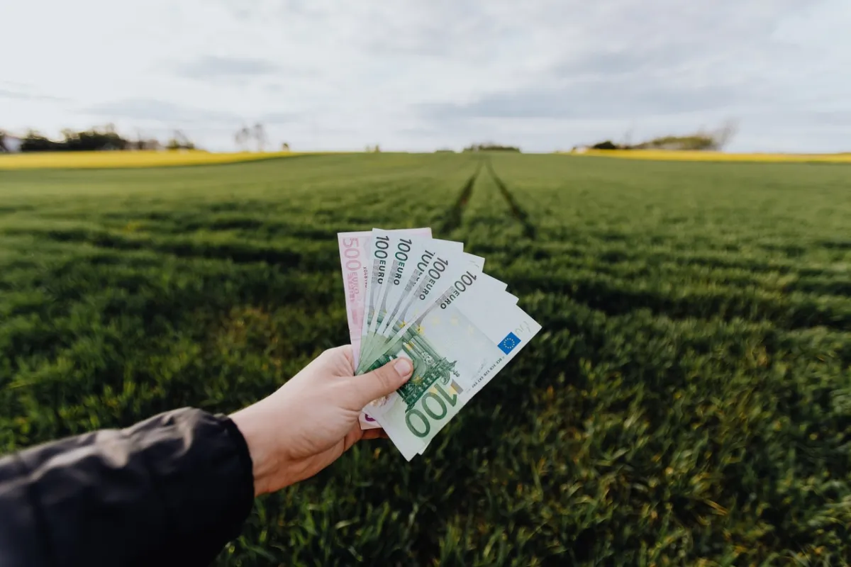 Produktivität steigern — fokussierte Arbeit am Schreibtisch als Symbol für Stundenlohn-Verdopplung